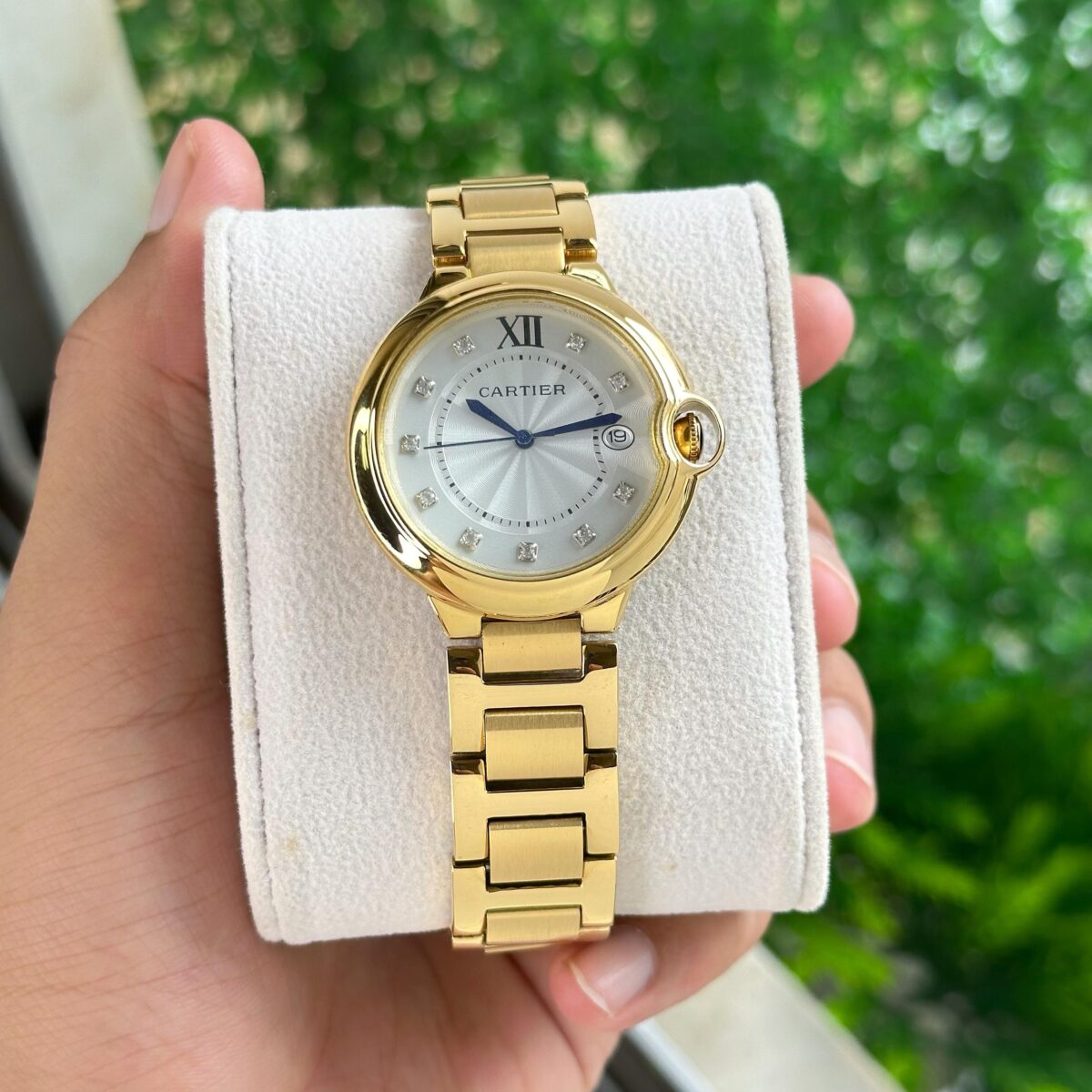 Cartier Ballon Bleu Gold Women’s Watch (33mm). Featuring a Mother of Pearl dial, stainless steel golden body, date counter, and premium Japanese quartz movement.