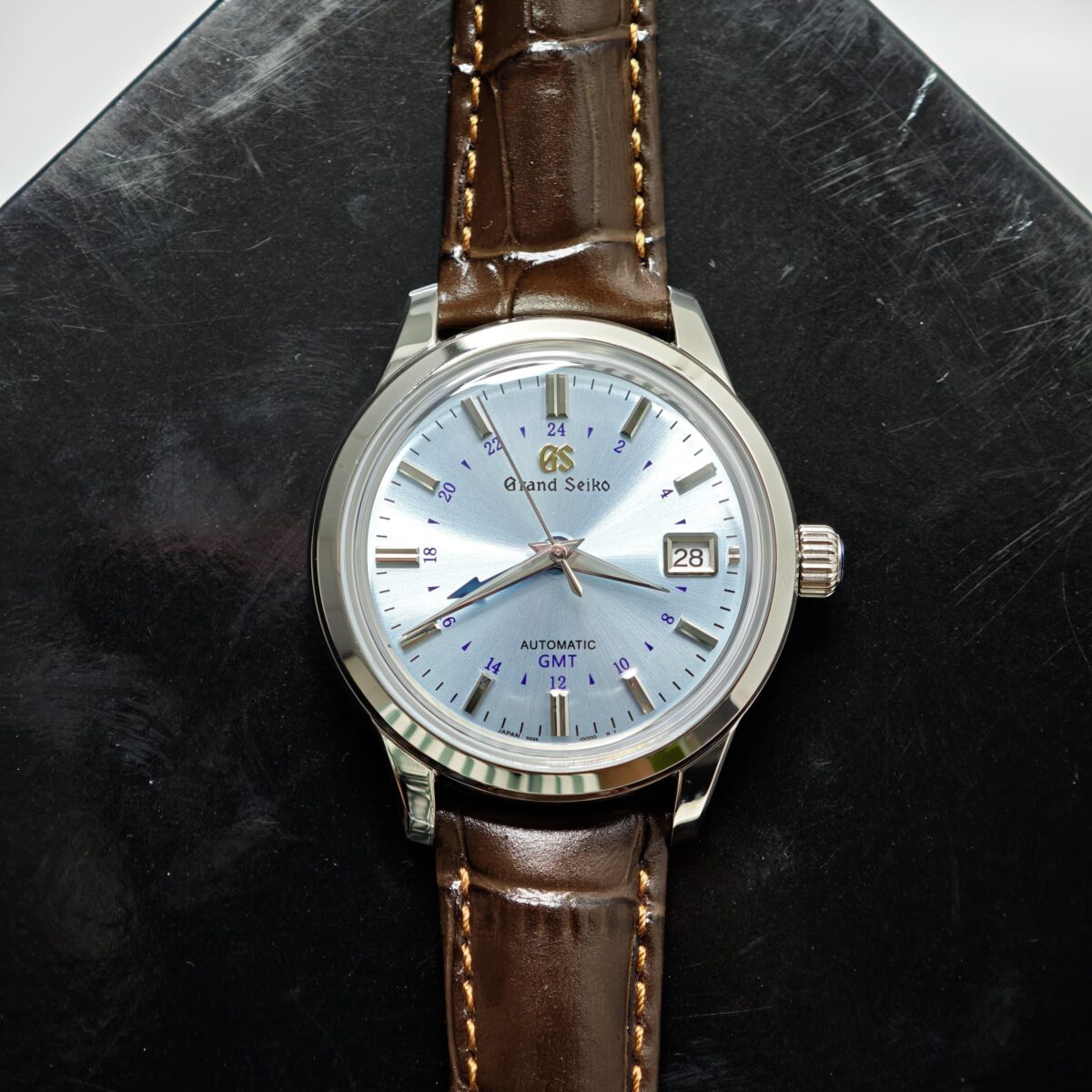 Grand Seiko SBGM253G GMT men’s automatic watch with sky-blue dial, Caliber 9S66 movement, and 72-hour power reserve.