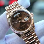 Rolex Day-Date 40 men’s automatic watch with rose gold body, brown dial, Arabic numerals, and Jubilee bracelet.